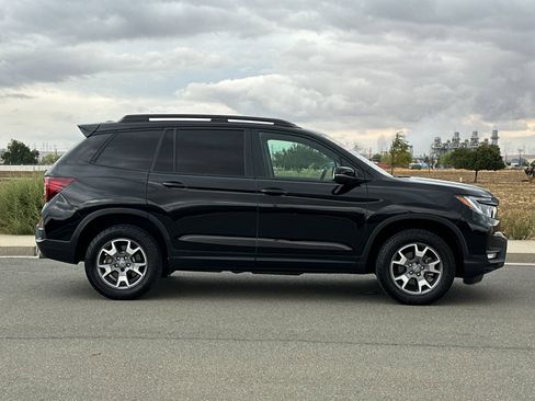 Used 2023 Honda Passport TrailSport image 3