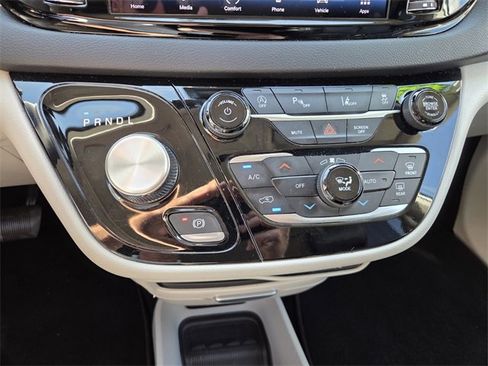 Certified 2023 Chrysler Pacifica Touring-L image 28