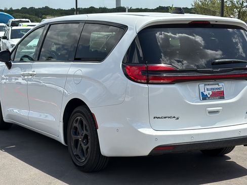 Used 2024 Chrysler Pacifica Limited FWD image 7