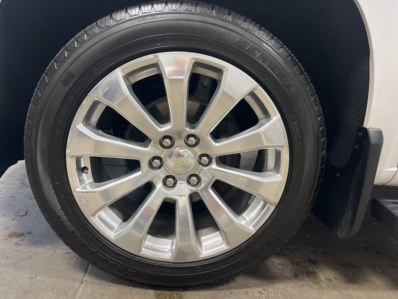 Used 2019 Chevrolet Silverado 1500 High Country w/ Technology Package AWD/4WD image 9