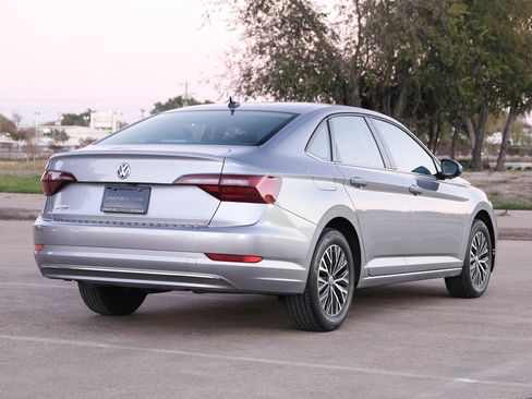 Used 2021 Volkswagen Jetta SE w/ SE Cold Weather Package image 12