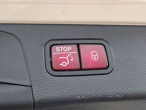 Used 2021 Mercedes-Benz GLC 300 4MATIC SUV image 29