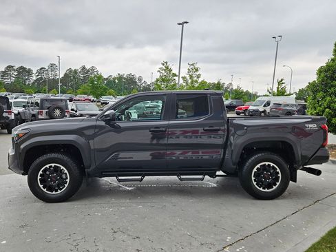 Used 2024 Toyota Tacoma TRD Off-Road AWD/4WD image 4