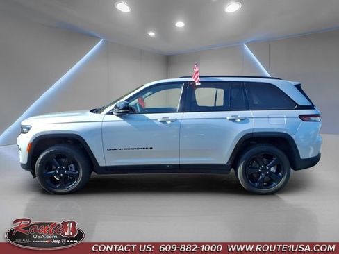 Used 2023 Jeep Grand Cherokee Altitude AWD/4WD image 7