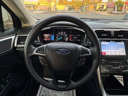 Used 2017 Ford Fusion SE w/ Fusion SE Technology Package image 21