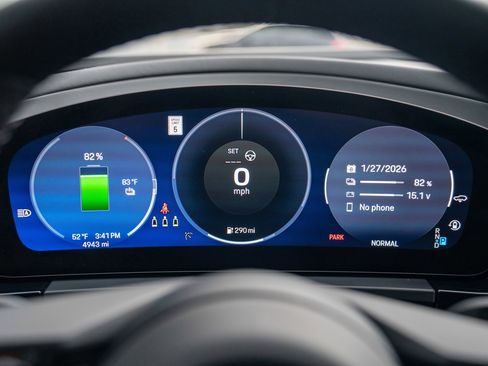 Certified 2025 Porsche Macan Electric image 15