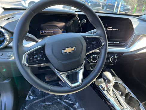 Used 2025 Chevrolet Trax LT w/ LT Convenience Package image 25