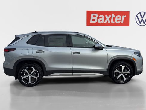 New 2025 Volkswagen Tiguan SE image 12