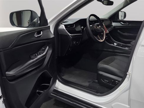 Used 2023 Jeep Grand Cherokee Laredo image 25