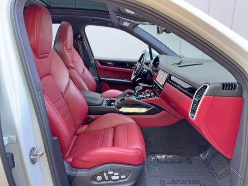 Used 2020 Porsche Cayenne Turbo image 16