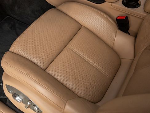 Certified 2024 Porsche Macan AWD/4WD image 23
