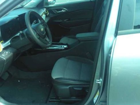 Used 2025 Chevrolet Trax LT FWD image 3