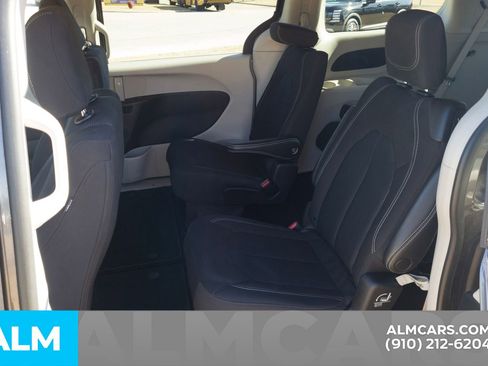 Used 2022 Chrysler Voyager LX image 19