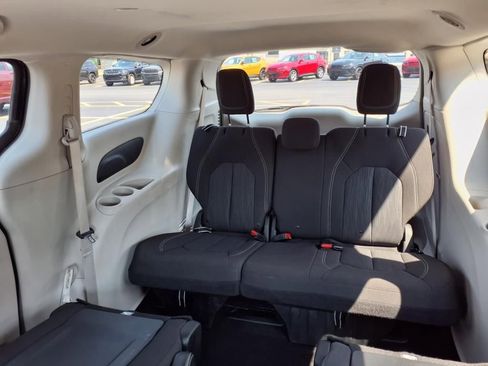 Used 2020 Chrysler Voyager LX image 18