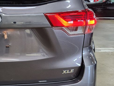 Used 2019 Toyota Highlander XLE FWD image 22