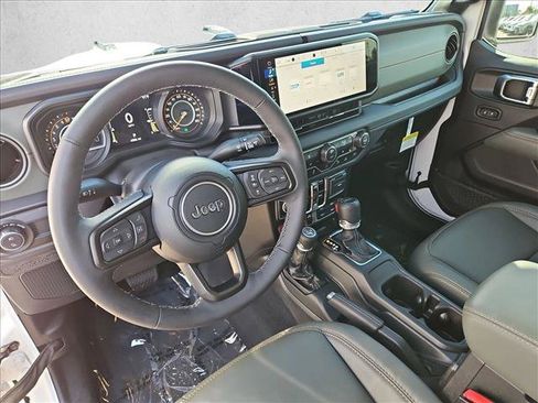 Used 2025 Jeep Gladiator Mojave AWD/4WD image 13