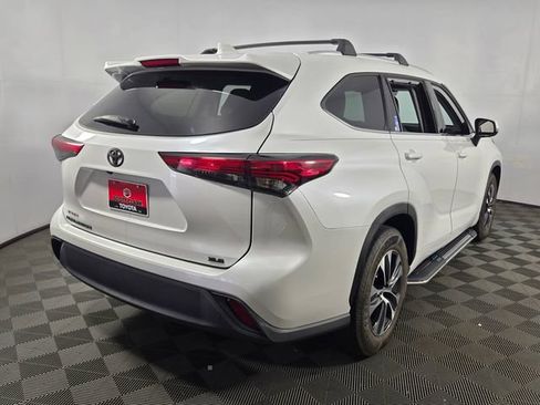 Used 2022 Toyota Highlander XLE FWD image 8