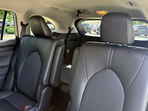 Used 2025 Toyota Highlander XLE FWD image 27
