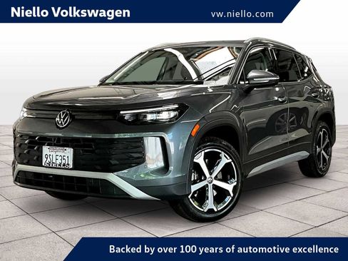 Used 2025 Volkswagen Tiguan SE w/ Panoramic Sunroof Package image 1