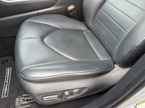 Used 2022 Toyota Highlander XLE image 18