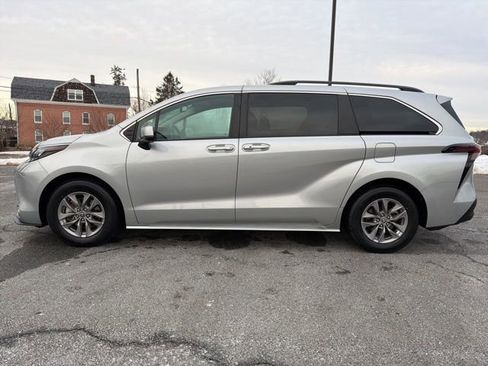 Used 2024 Toyota Sienna XLE image 5