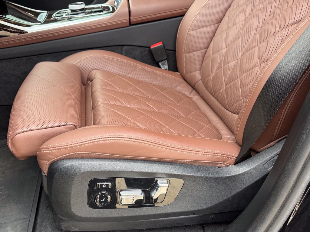 Used 2025 BMW X7 xDrive40i w/ Premium Package AWD/4WD image 13