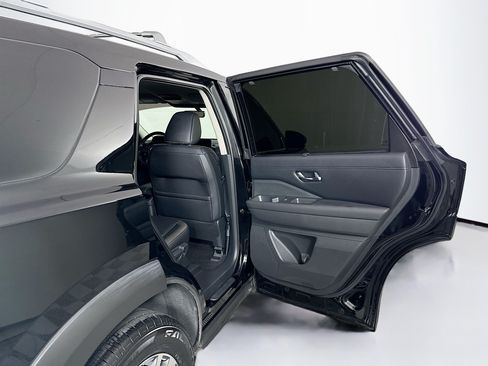 Used 2024 Nissan Pathfinder SL AWD/4WD image 32