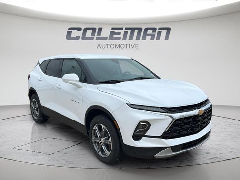 Used 2025 Chevrolet Blazer LT FWD image 2