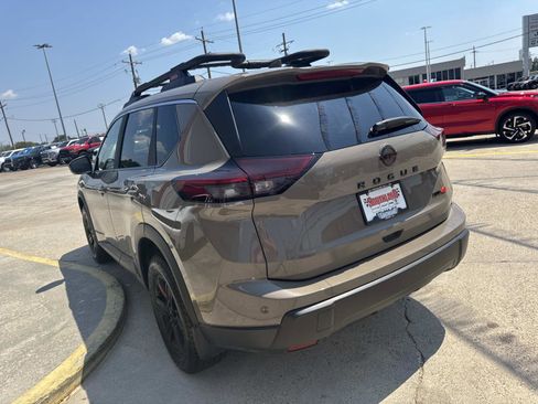 Used 2025 Nissan Rogue SV image 5
