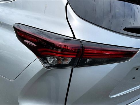Used 2024 Toyota Highlander XLE AWD/4WD image 26