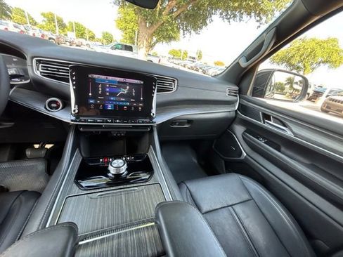 Certified 2024 Jeep Wagoneer L Series II RWD image 18