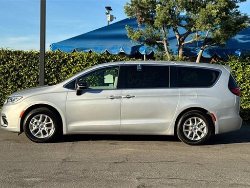 Used 2024 Chrysler Pacifica Touring-L image 7