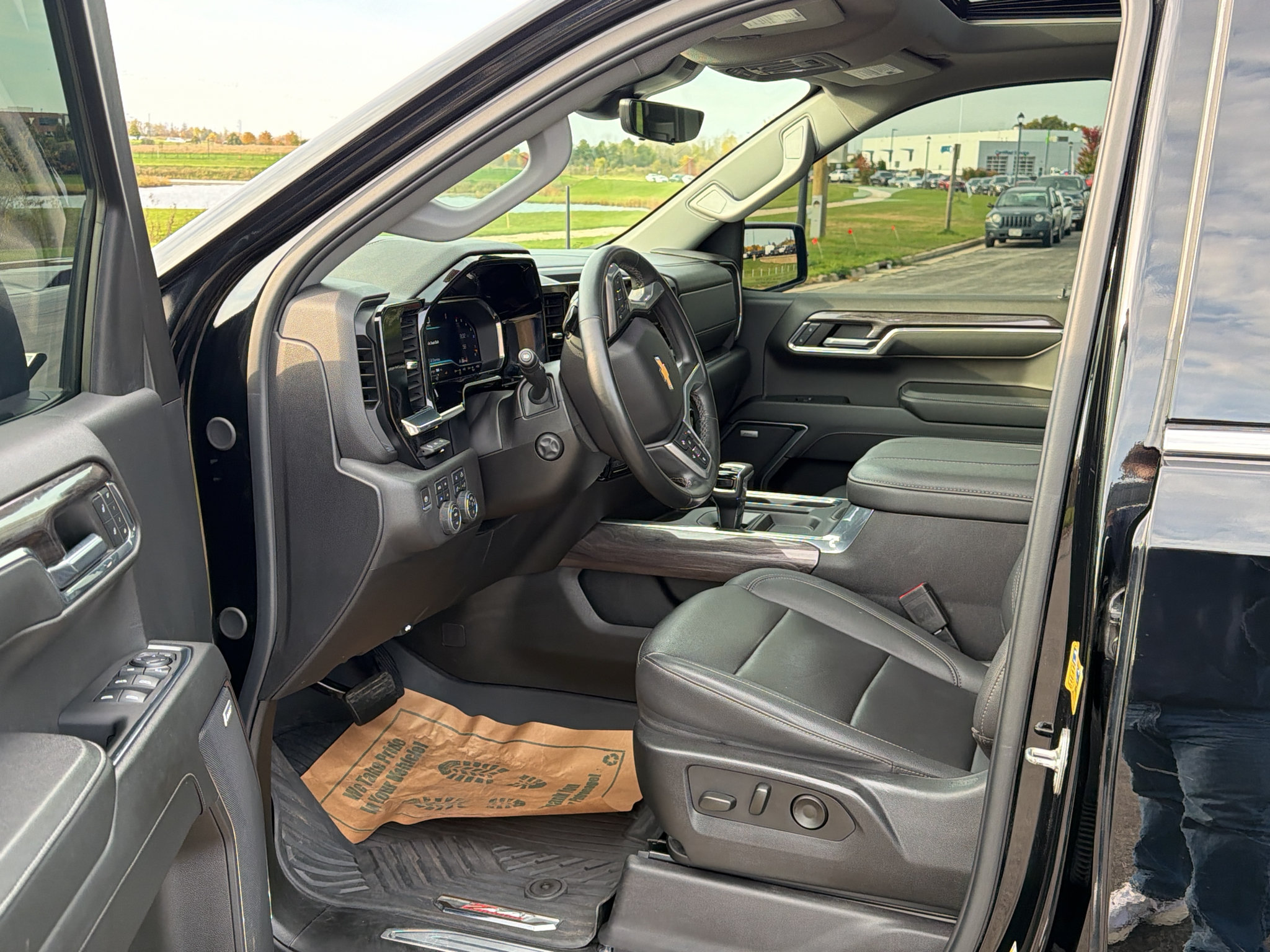 Used 2024 Chevrolet Silverado 1500 LTZ w/ LTZ Premium Package AWD/4WD image 15