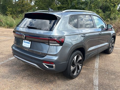 Used 2025 Volkswagen Taos SE AWD/4WD image 5