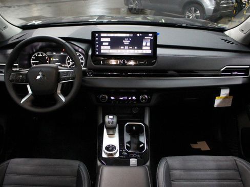 New 2025 Mitsubishi Outlander SE image 22