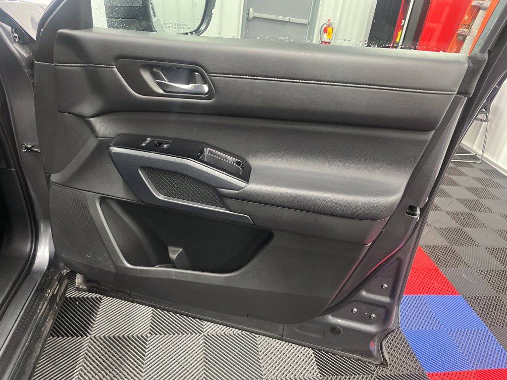 Used 2025 Nissan Pathfinder SL AWD/4WD image 11