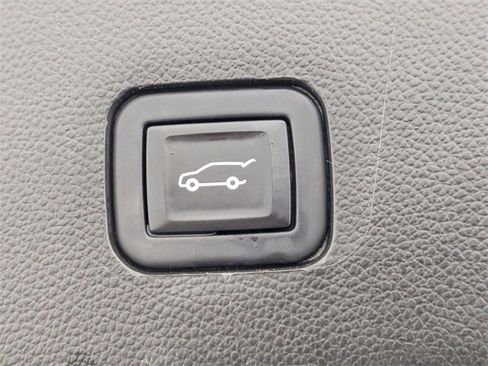 Used 2020 Chevrolet Traverse LT image 30