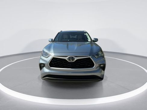 Used 2022 Toyota Highlander XLE image 3