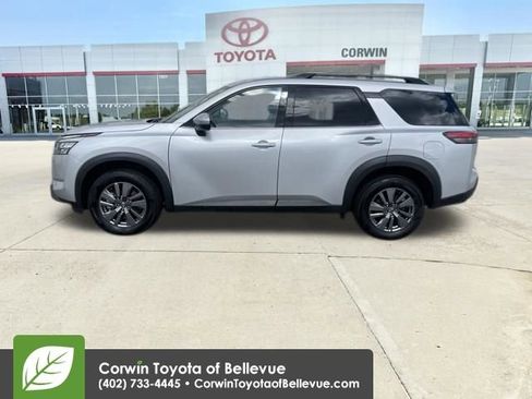 Used 2024 Nissan Pathfinder SV image 2