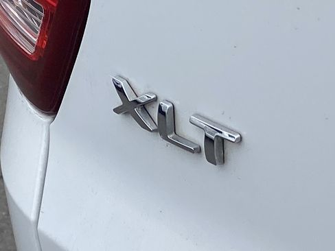 Used 2018 Ford Explorer XLT image 5