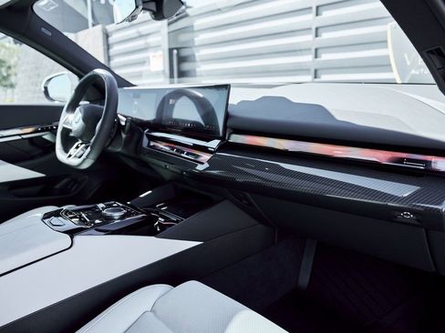 Used 2026 BMW 550e xDrive image 38