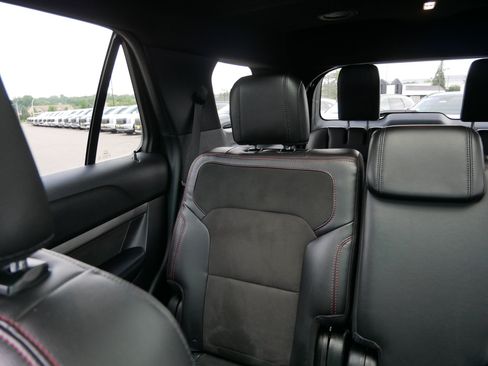 Used 2018 Ford Explorer XLT w/ Equipment Group 202A AWD/4WD image 12
