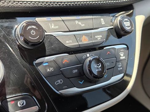 Used 2024 Chrysler Pacifica Limited FWD image 22
