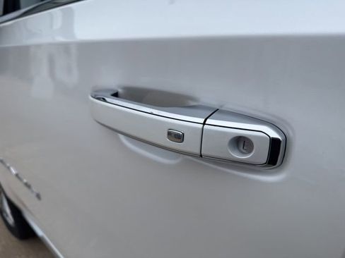 Used 2022 GMC Yukon XL Denali image 63