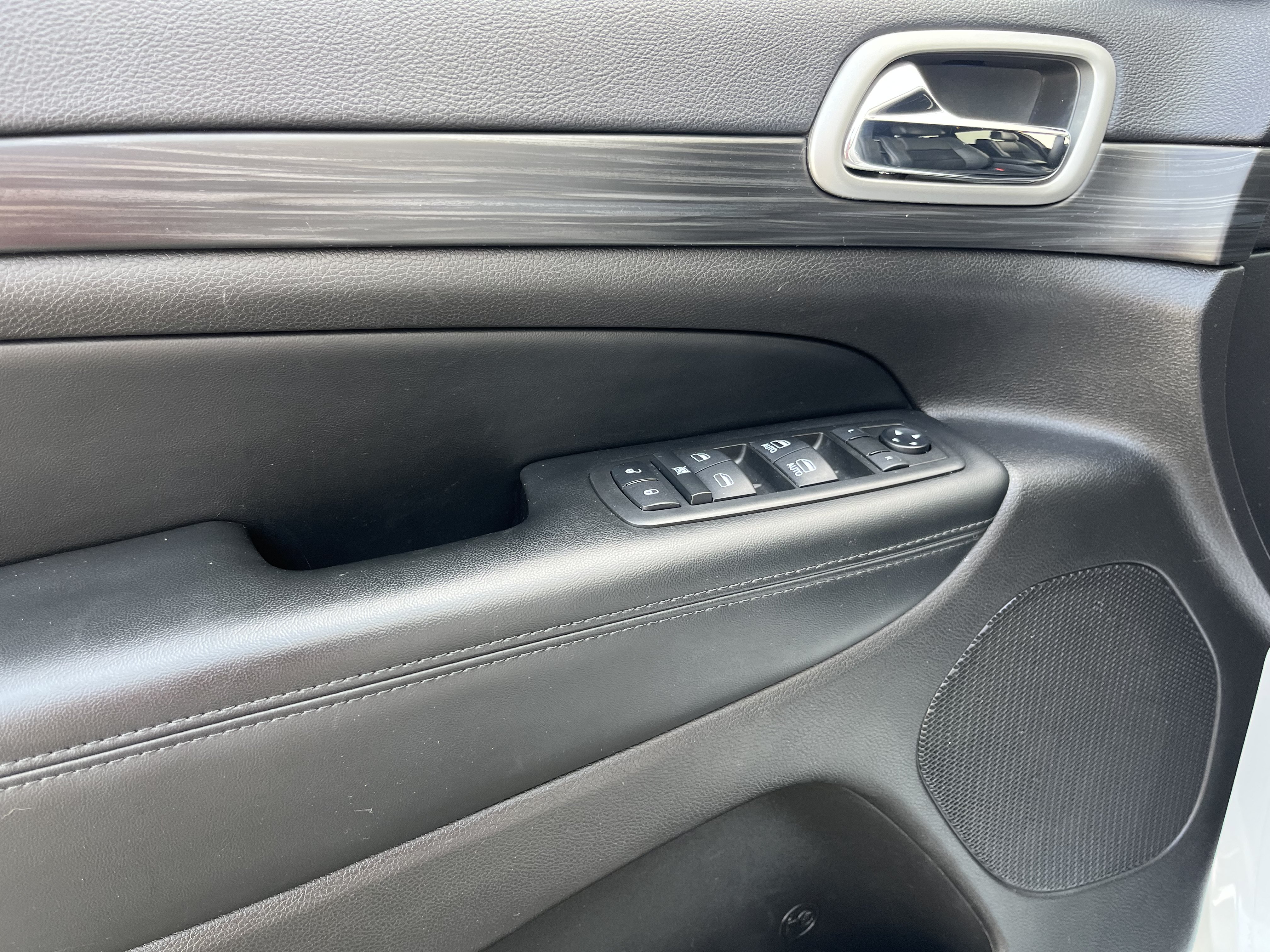 Used 2019 Jeep Grand Cherokee Altitude AWD/4WD image 13