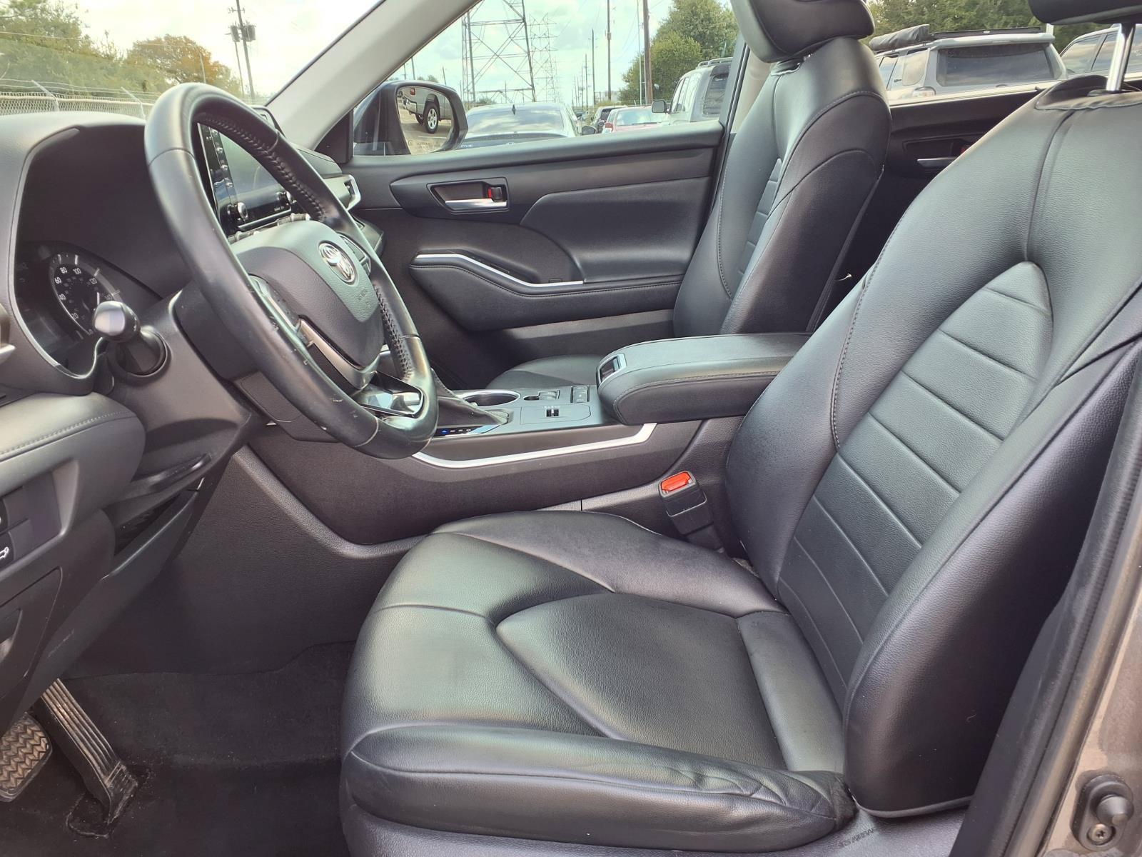 Used 2021 Toyota Highlander XLE FWD image 19