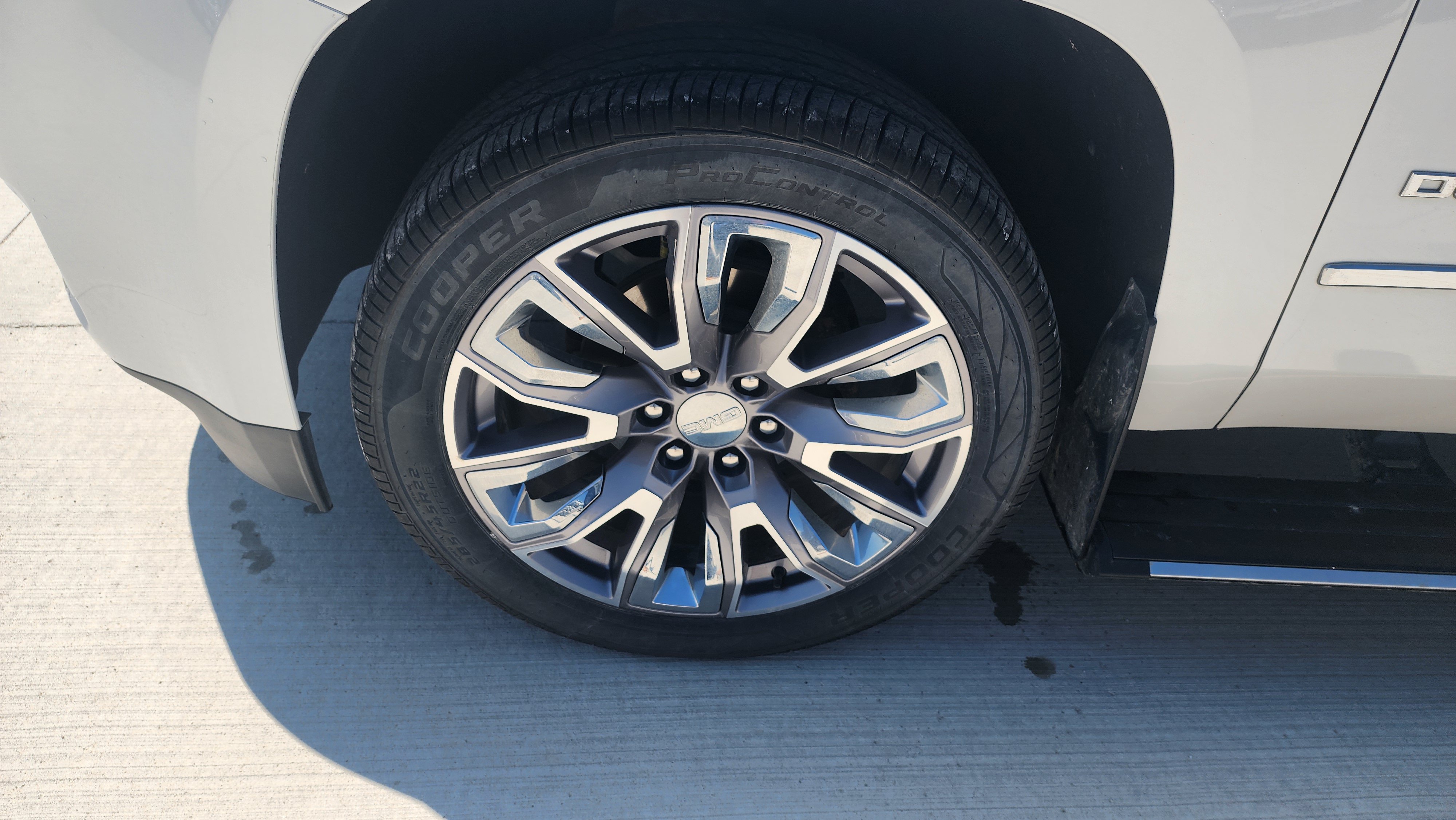 Used 2019 GMC Yukon Denali w/ Denali Ultimate Package AWD/4WD image 9