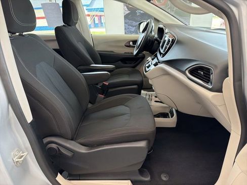 Used 2023 Chrysler Voyager LX FWD image 13