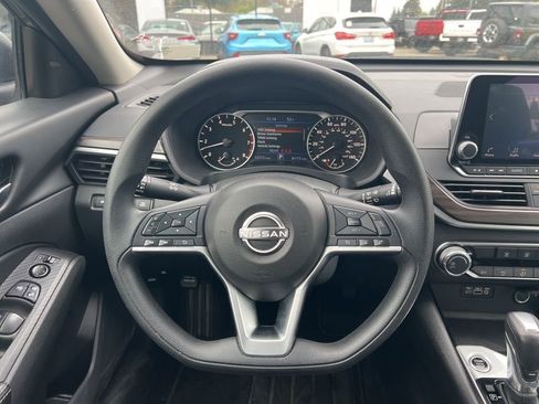 Used 2024 Nissan Altima 2.5 SV image 9