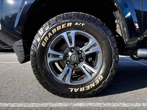 Used 2019 Toyota Tacoma TRD Sport image 9